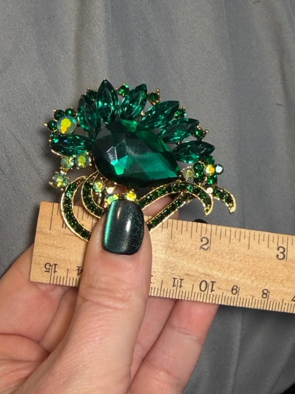 Heart Swirl Emerald Green Rhinestone Brooch Gold Tone Sparkly Pin 2.25